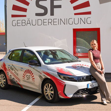 Paula Deckelmann präsentiert Stolz, ihr neues Auto