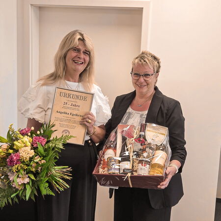 Angelika Egelkraut und Britta Preissinger bei der übergabe eines Präsentkorbes