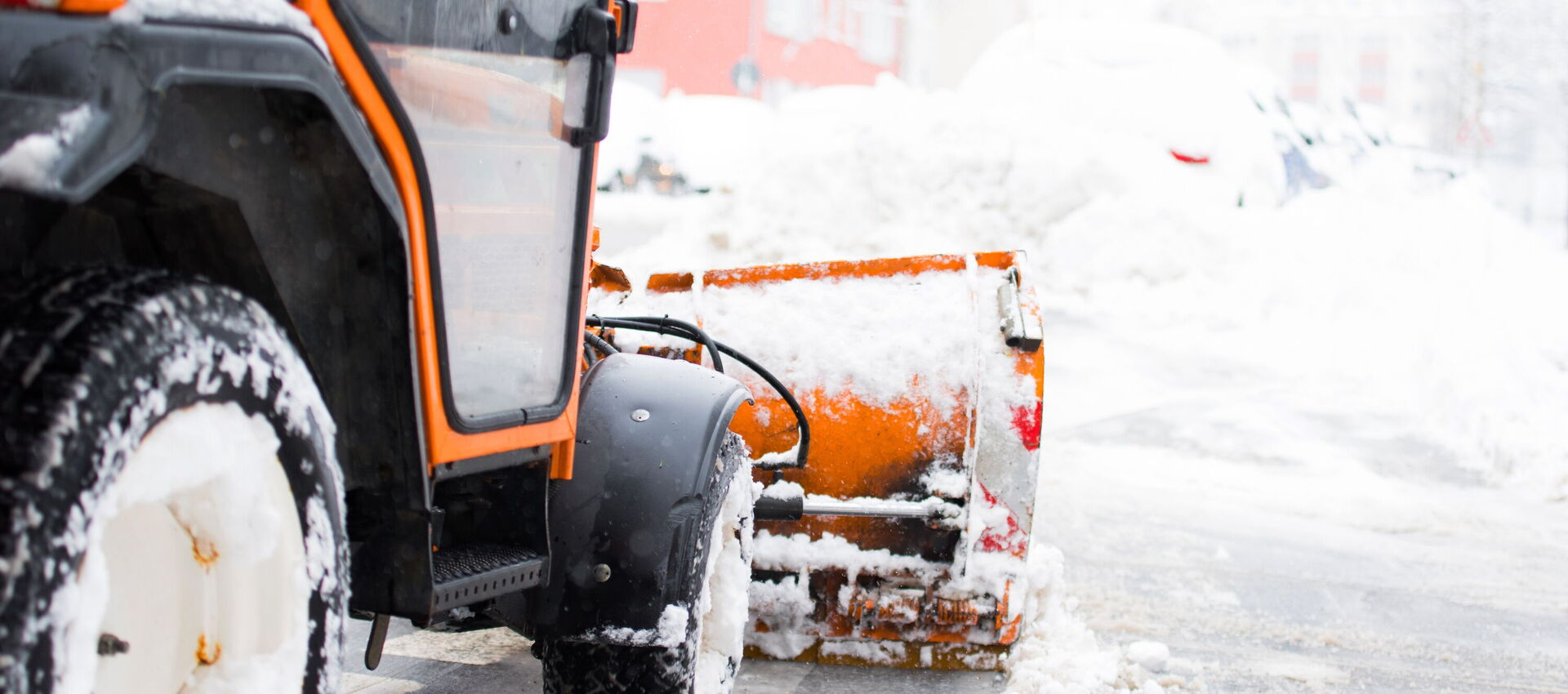 Eine Schneemaschine schiebt den Schnee