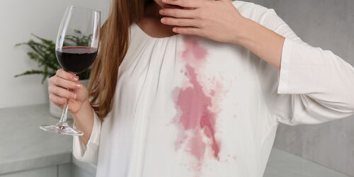 Glühweinflecken aus Kleidung entfernen