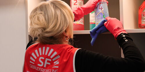 Reinigungskraft bei der täglichen Unterhaltsreinigung