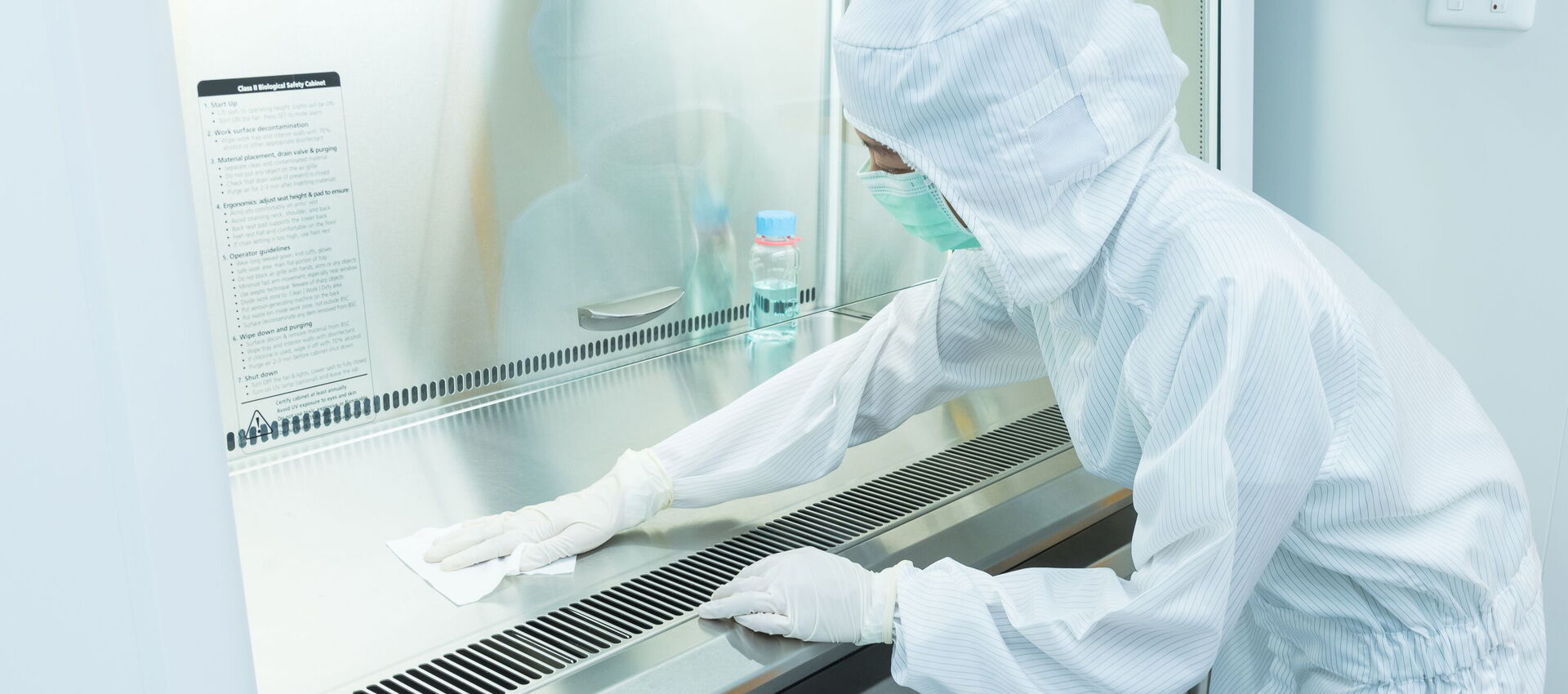 Eine Putzfrau in der Reinraumreinigung