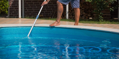 Reinigung eines Pools zur Entfernung von Schmutz und Ablagerungen
