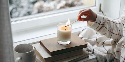 Flecken von Kerzenwachs entfernen - Tipps und Tricks!