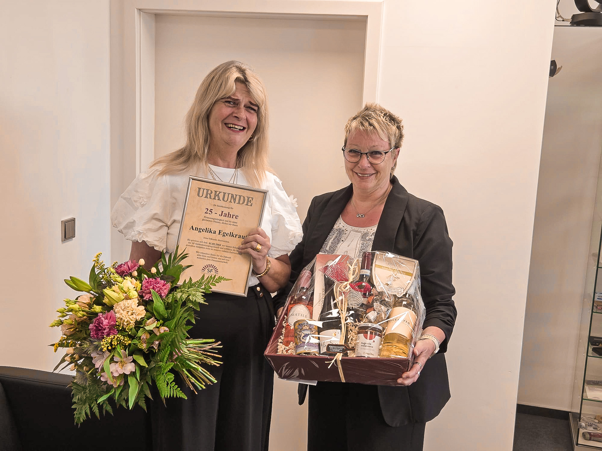 Angelika Egelkraut und Britta Preissinger bei der übergabe eines Präsentkorbes